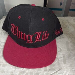 “Thug Life” Text Fitted Boys Hat. Black and Red.
Adjustable size strap, SnapBack